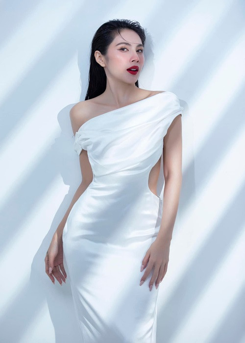 Bà Hằng còn soi hoạt động từ thiện miền Trung năm 2020 của Thủy Tiên. Phía Thủy Tiên đã ra tận ngân hàng để sao kê. Ngoài ra, vào tháng 9/2021, Thủy Tiên nộp đơn tố cáo bà Phương Hằng về hành vi vu khống, bịa đặt, đưa thông tin không chính xác, xúc phạm danh dự, nhân phẩm, uy tín của ca sĩ này và gia đình. Ảnh: FBNV