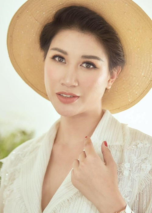 Bà Phương Hằng còn tố Trang Trần "ép cung" Hồ Văn Cường khi cựu người mẫu tìm đến nhà hỏi rõ có phải Hồ Văn Cường nhờ bà Phương Hằng đòi tiền cát-sê do quản lý của ca sĩ Phi Nhung giữ hay không. Nữ đại gia tuyên bố sẽ khởi kiện Trang Trần. Về phần mình, Trang Trần livestream đáp trả rằng bị bà Hằng vu khống. Ảnh: FBNV