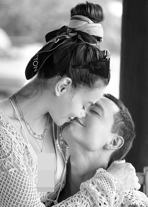 Cặp đôi trao nhau nụ hôn ngọt ngào khi đi nghỉ dưỡng.