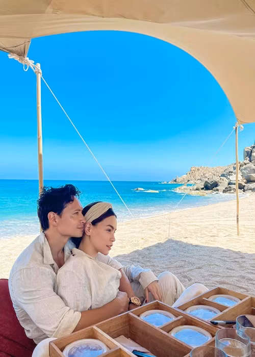 Cặp đôi còn khiến nhiều người ghen tỵ khi khoe khoảnh khắc tình tứ trong các chuyến du lịch.