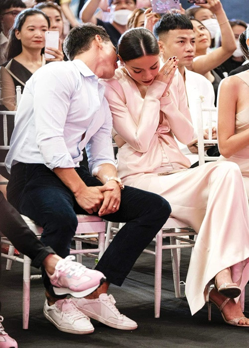 Mỗi cử chỉ, hành động dành cho nhau của Kim Lý và Hồ Ngọc Hà chốn đông người đều gây chú ý.
