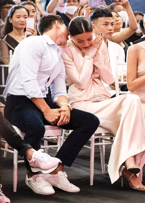 Mỗi cử chỉ, hành động dành cho nhau của Kim Lý và Hồ Ngọc Hà chốn đông người đều gây chú ý.