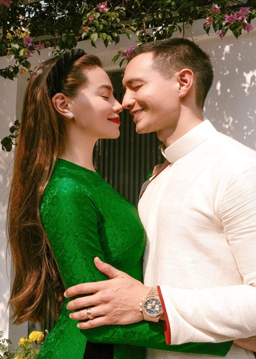 Kim Lý khéo chăm sóc hai con nhỏ, yêu thương bé Subeo - con riêng của Hồ Ngọc Hà như con ruột.