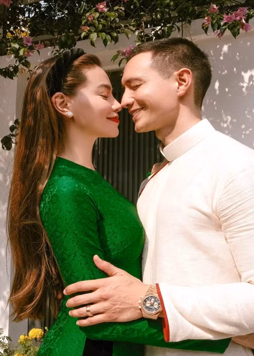 Kim Lý khéo chăm sóc hai con nhỏ, yêu thương bé Subeo - con riêng của Hồ Ngọc Hà như con ruột.