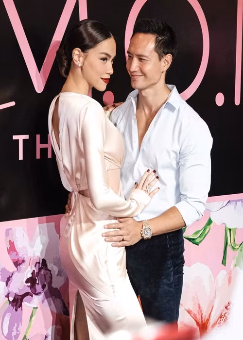 Ánh mặt nam diễn viên phim "Hương ga" dành cho người bạn đời vẫn đầy đắm đuối.