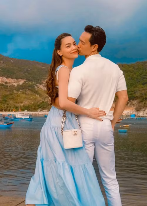 5 năm trước, sau khi đóng chung MV "Cả một trời thương nhớ", Hồ Ngọc Hà - Kim Lý bắt đầu hẹn hò. Năm 2020, Hà Hồ sinh đôi: 1 trai, 1 gái.