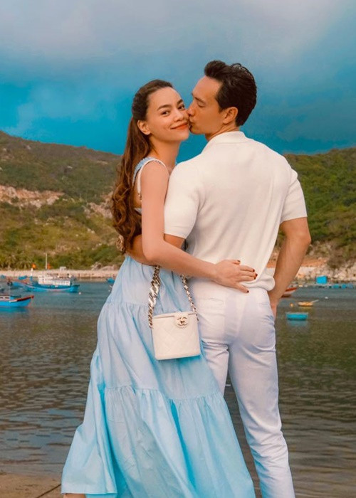5 năm trước, sau khi đóng chung MV "Cả một trời thương nhớ", Hồ Ngọc Hà - Kim Lý bắt đầu hẹn hò. Năm 2020, Hà Hồ sinh đôi: 1 trai, 1 gái.