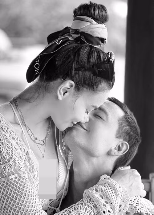 Cặp đôi trao nhau nụ hôn ngọt ngào khi đi nghỉ dưỡng.