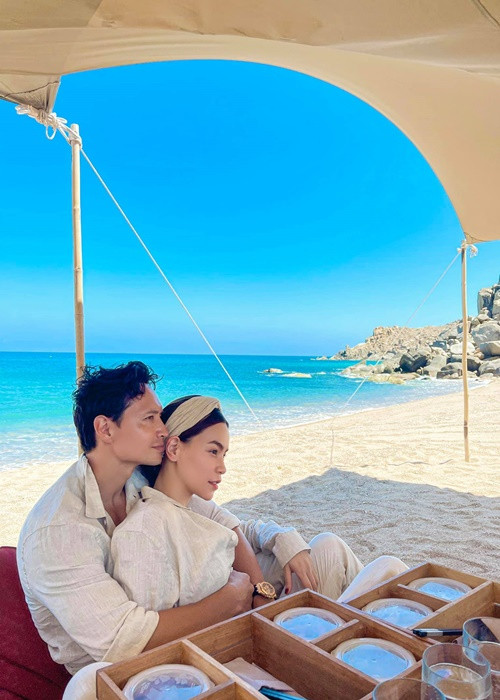 Cặp đôi còn khiến nhiều người ghen tỵ khi khoe khoảnh khắc tình tứ trong các chuyến du lịch.