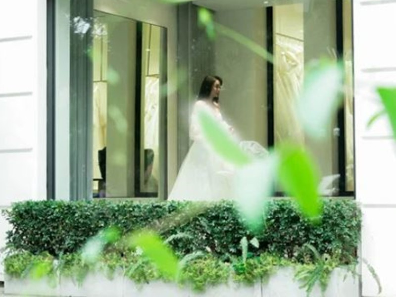 Người đại diện của Minh Hằng chia sẻ trên Zing, nữ ca sĩ quyết định chọn đầm của một thương hiệu từng thiết kế cho các ngôi sao Hollywood như Beyonce, Paris Hilton... Ảnh: Zing