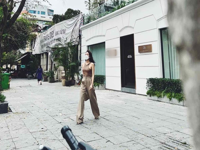 Nữ ca sĩ ra Hà Nội để thử trang phục cho ngày trọng đại. Ảnh: Yan