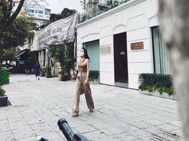 Nữ ca sĩ ra Hà Nội để thử trang phục cho ngày trọng đại. Ảnh: Yan