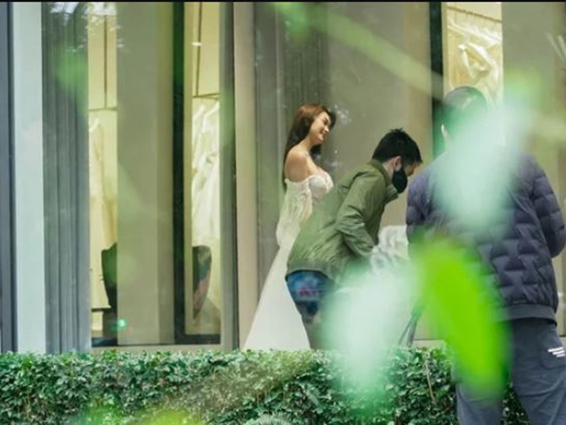 Minh Hằng đang tất bật chuẩn bị cho đám cưới diễn ra sau 3 tháng nữa. Mới đây, nữ ca sĩ đi thử váy cưới. Ảnh: Zing