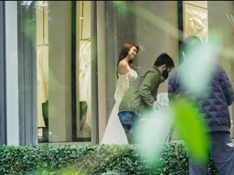 "Mẹ ác ma" Minh Hằng lặn lội ra tận Hà Nội... thử váy cưới Minh Hằng đang tất bật chuẩn bị cho đám cưới diễn ra sau 3 tháng nữa. Mới đây, nữ ca sĩ đi thử váy cưới. Ảnh: Zing