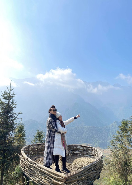 Trên trang cá nhân, cặp đôi chia sẻ không ít hình ảnh ngọt ngào bên nhau. Ảnh: FBNV