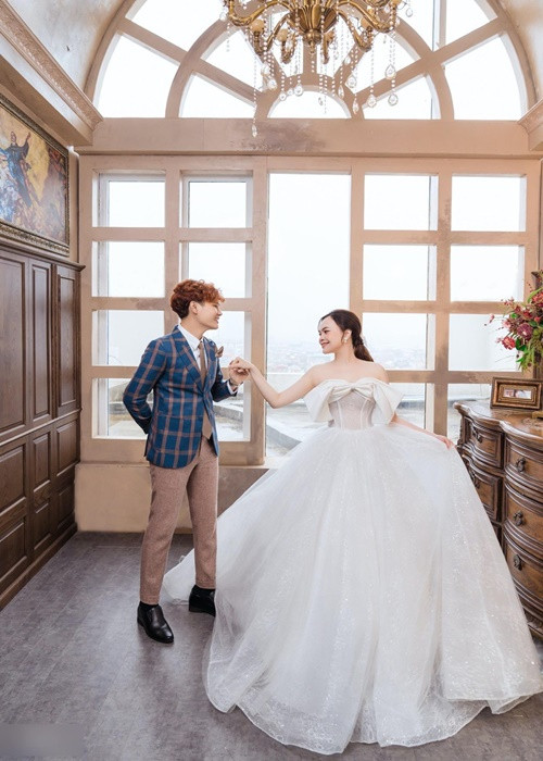 Mới đây, kỷ niệm 23 năm gắn bó, Hồng Phúc và Quỳnh Phượng tái hiện khoảnh khắc làm cô dâu - chú rể trong hôn lễ năm 2008. Ảnh: Báo pháp luật