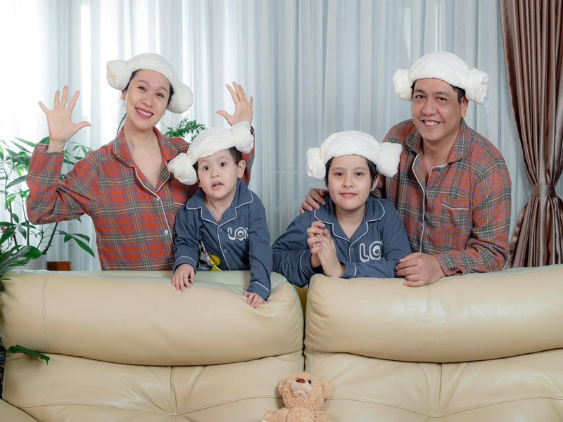 Sau khi sinh con trai thứ 2,Thanh Thúy thuê tới 3 người giúp việc: 1 người phụ trách chăm sóc cu Tết và bé Cà Phê vào ban ngày, 1 người chuyên nấu nướng, dọn dẹp, 1 người hỗ trợ Thanh Thúy những việc vặt cho cu Tết vào ban đêm. Ảnh: FBNV