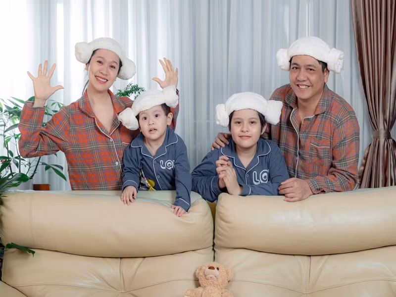 Sau khi sinh con trai thứ 2,Thanh Thúy thuê tới 3 người giúp việc: 1 người phụ trách chăm sóc cu Tết và bé Cà Phê vào ban ngày, 1 người chuyên nấu nướng, dọn dẹp, 1 người hỗ trợ Thanh Thúy những việc vặt cho cu Tết vào ban đêm. Ảnh: FBNV