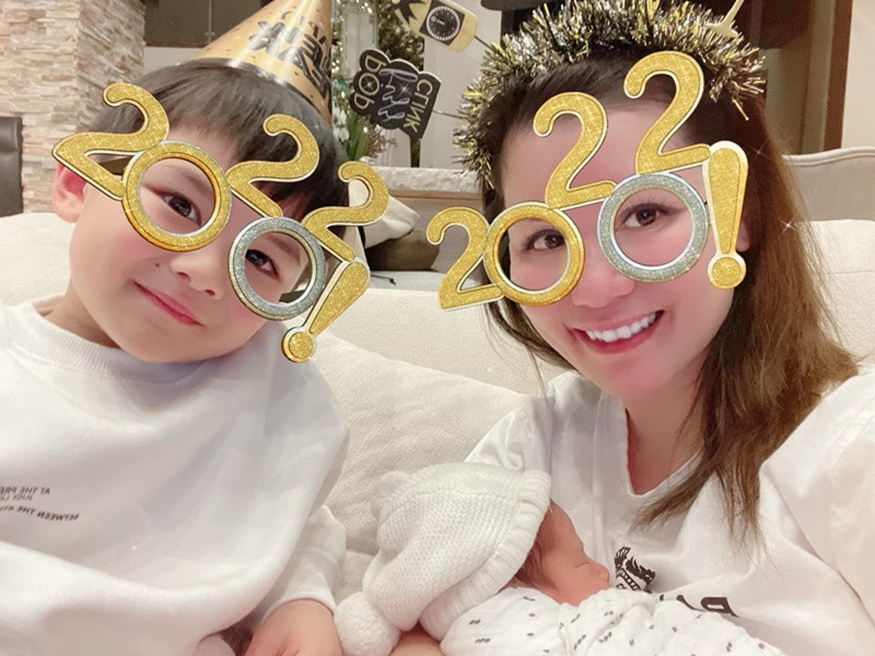 Vợ cũ của Đan Trường thậm chí có khoảng thời gian đổi 10 người vú em để con trai có được sự chăm sóc tốt nhất. Ảnh: FBNV