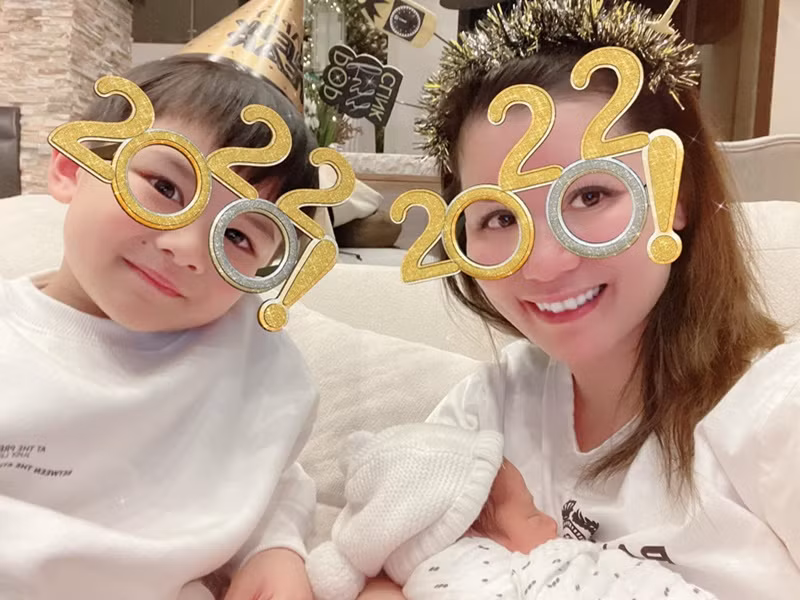 Vợ cũ của Đan Trường thậm chí có khoảng thời gian đổi 10 người vú em để con trai có được sự chăm sóc tốt nhất. Ảnh: FBNV