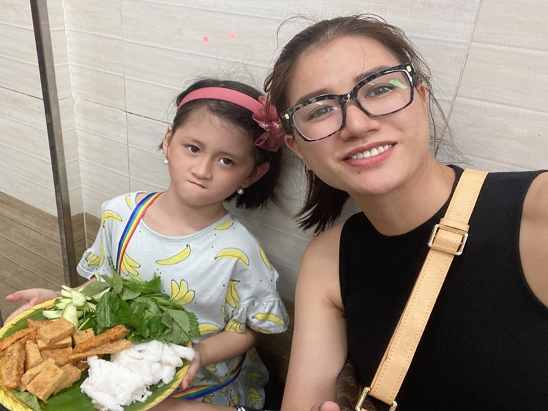 Người mẫu Trang Trần từng nêu rõ 16 yêu cầu với bảo mẫu cho con gái đầu lòng. Ảnh: FBNV