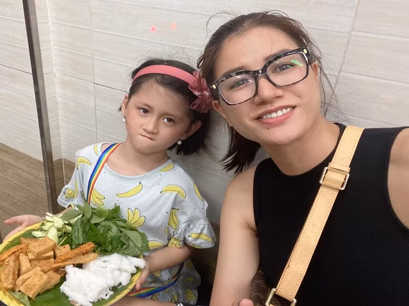 Người mẫu Trang Trần từng nêu rõ 16 yêu cầu với bảo mẫu cho con gái đầu lòng. Ảnh: FBNV