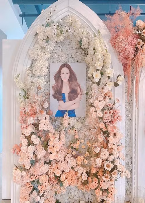 Không gian tang lễ Tangmo được bày trí nhiều hoa sắc hồng, sắc trắng, đúng như nguyện vọng sinh thời của cố diễn viên. Ảnh: VTC