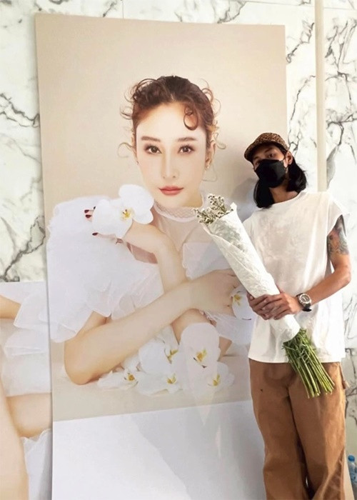 Bird - bạn trai của cố diễn viên nén nỗi đau lo tang lễ. Ảnh: Sức khỏe và đời sống