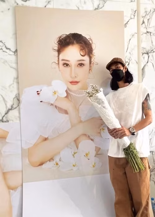 Bird - bạn trai của cố diễn viên nén nỗi đau lo tang lễ. Ảnh: Sức khỏe và đời sống