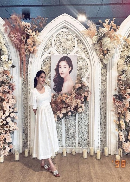 Ameni bên di ảnh của Tangmo. Ảnh: VTC