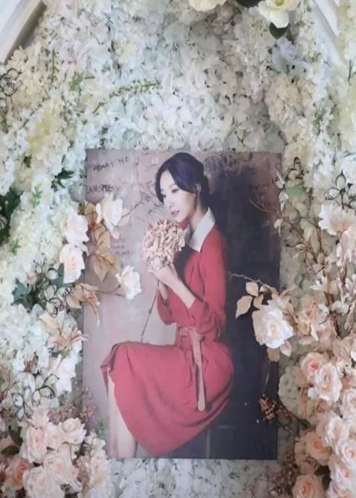 Những bức ảnh xinh đẹp của Tangmo được đặt trang trọng ở nhiều nơi. Ảnh: Vietnamnet