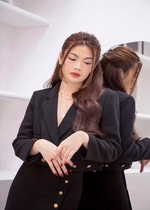 Tình cũ thứ 15 của Đào Bá Lộc là một nhân viên văn phòng bình thường, hơn Đào Bá Lộc 4 tuổi. Người này chưa từng lộ diện.