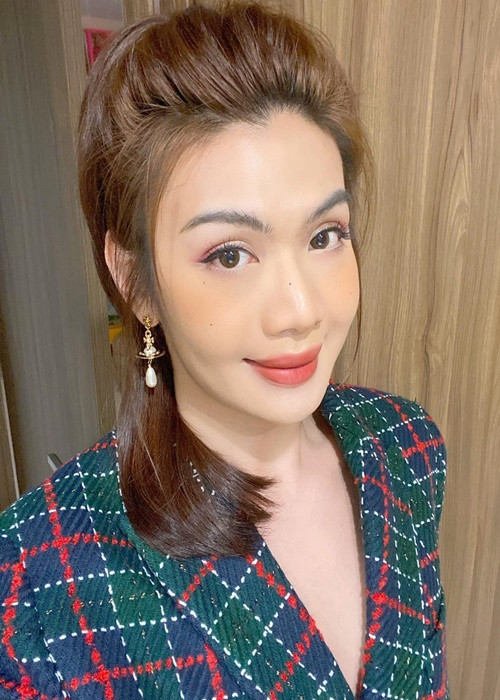 Đào Bá Lộc sinh năm 1993, bắt đầu gây chú ý khi tham gia cuộc thi The Voice 2012. Rời cuộc thi, giọng ca 9X vẫn đều đặn tung các sản phẩm âm nhạc.