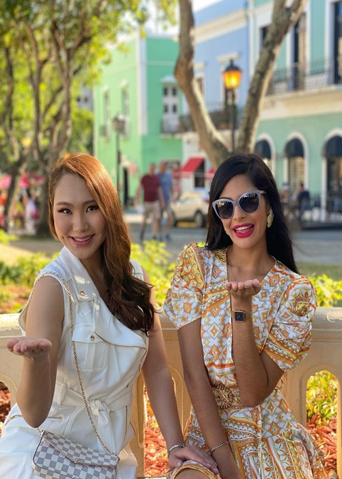 Đại diện Mông Cổ và đại diện Nicaragua gửi nụ hôn gió khi trở lại cuộc thi. Ảnh: Miss World