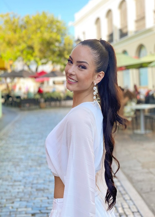 Đại diện Chile khoe vẻ rạng rỡ ngày trở lại. Ảnh: Miss World