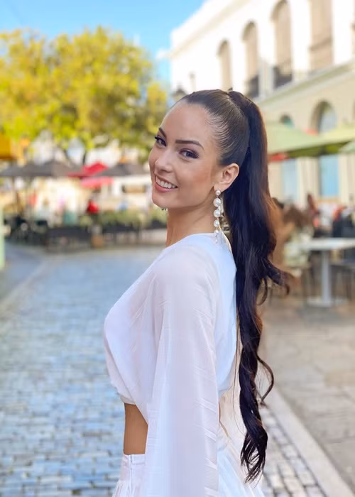 Đại diện Chile khoe vẻ rạng rỡ ngày trở lại. Ảnh: Miss World