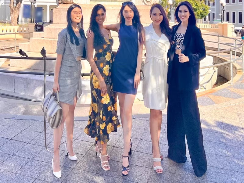 Đại diện Việt Nam vui vẻ gặp lại các thí sinh của cuộc thi. Ảnh: FBNV