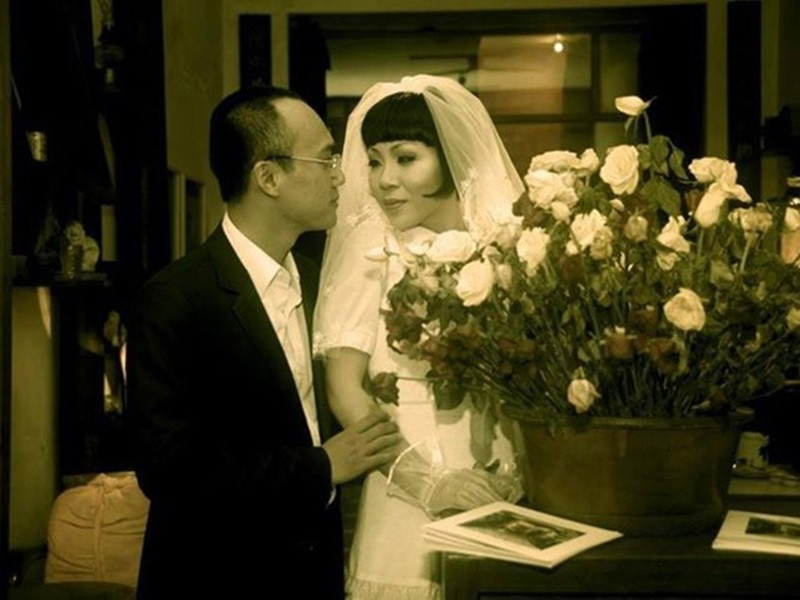 Trác Thúy Miêu lấy chồng kém 8 tuổi. Nửa kia của cô tên Phúc Hậu, là một cây viết nổi tiếng trong làng báo. Thúy Miêu "say nắng" Phúc Hậu sau khi gặp ở một quán cafe nhạc xưa. Nữ MC cho biết, cô chủ động "dọn đường" để anh tấn công trước. Ảnh: Vietnamnet