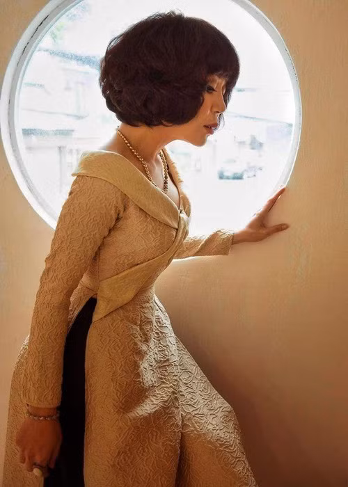 “Người đàn ông này là một người rất lý trí, kiểu trai ngoan nên không chấp nhận sự hoang dã của tôi. Có lẽ tôi sẽ luôn là một ký ức xấu trong cuộc đời người đó. Tôi tự nhận mình là ký ức xấu vì tôi biết vậy, tôi biết mình quá hoang dã. Tôi là một nỗi ám ảnh”, Trác Thúy Miêu kể. Ảnh: Vietnamnet