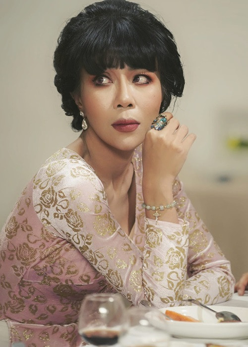 Cũng theo Trác Thúy Miêu, đàn ông thương vợ thường khen vợ đẹp nhưng thực tế “rồi ra đường, dẫu anh có tài ba giỏi giang cỡ nào, có tiêu diệt được hormone đàn ông trong chính cơ thể mình được đâu? Thế là lại vô tình nhìn một cô gái đẹp”. Nữ MC còn bày tỏ quan điểm, can thiệp thẩm mỹ không chỉ để tự tin mà quan trọng nhất là phải khiến vị khán giả VIP, tức chồng mình hài lòng. Chia sẻ của Trác Thúy Miêu gây tranh cãi. Nhiều người cho rằng cô hạ thấp giá trị người phụ nữ. Ảnh: Người đưa tin