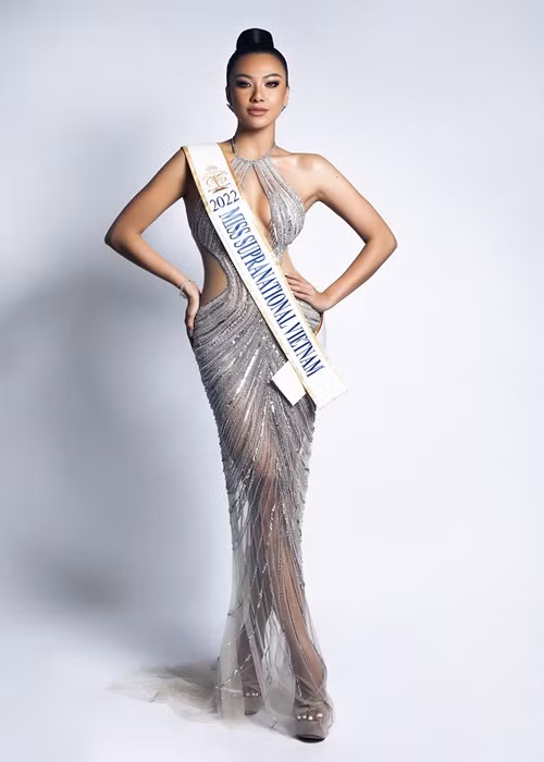 Mới đây, một chuyên trang sắc đẹp có tên Its Pageant Times dự đoán Á hậu Kim Duyên giành vương miện Miss Supranational 2022 - Hoa hậu Siêu quốc gia 2022.