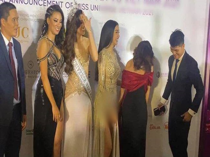 Thúy Vân bị hớ hênh khi xoay người chụp hình không khéo léo. Ảnh: Phụ nữ Việt Nam