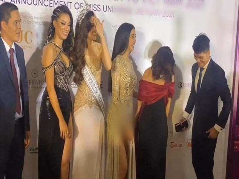 Thúy Vân bị hớ hênh khi xoay người chụp hình không khéo léo. Ảnh: Phụ nữ Việt Nam