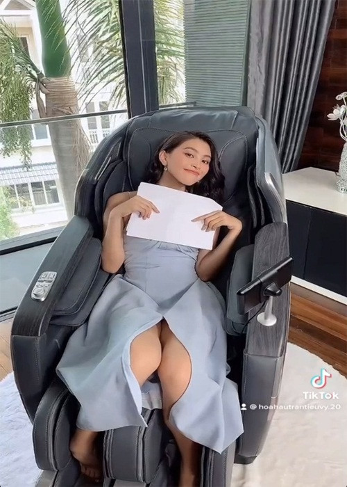 Diện chiếc váy xẻ tà cao chính giữa phía mặt tiền, Hoa hậu Tiểu Vy rơi vào tình trạng hớ hênh khi ngồi thiếu tinh tế. Ảnh: Dân Việt