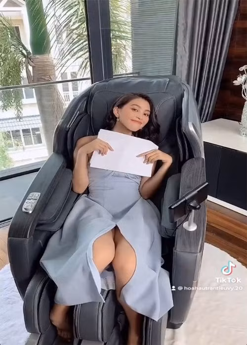 Diện chiếc váy xẻ tà cao chính giữa phía mặt tiền, Hoa hậu Tiểu Vy rơi vào tình trạng hớ hênh khi ngồi thiếu tinh tế. Ảnh: Dân Việt