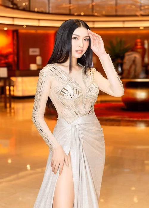 Á hậu Thúy Vân cũng từng là mỹ nhân Việt gặp sự cố hớ hênh vì diện váy xẻ cao táo bạo. Ảnh: Phụ nữ Việt Nam