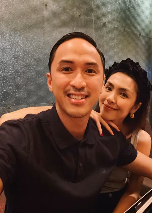 Cặp đôi ăn tối kỷ niệm 8 năm ngày cưới vào năm 2020.