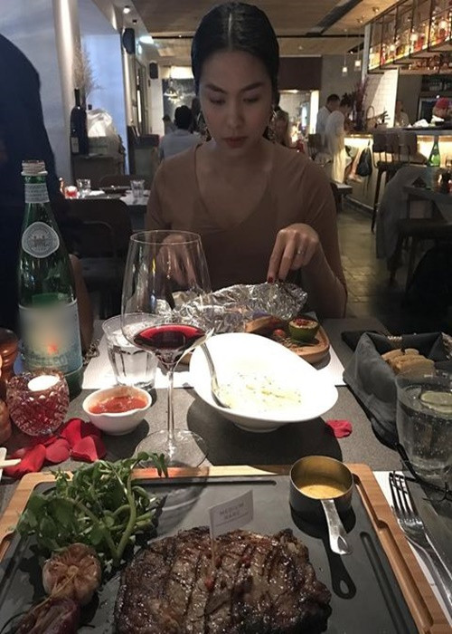 Ông xã của Tăng Thanh Hà thường là người đăng tải hình ảnh vợ chồng ra ngoài ăn tối.