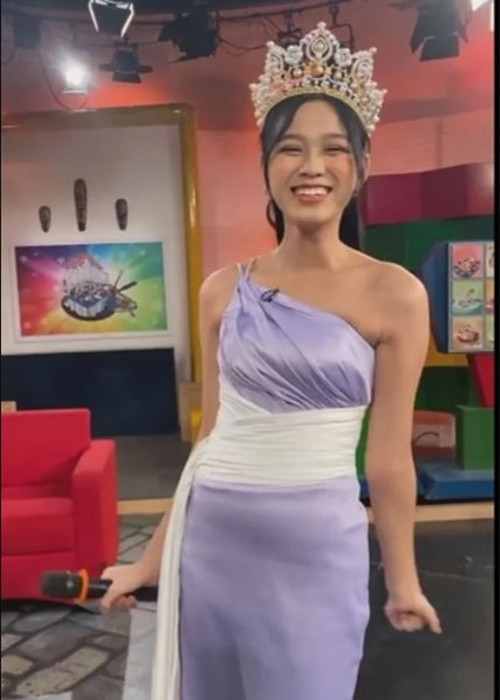 Một số góc chụp khiến vòng eo của Đỗ Thị Hà trông kém thon. Ảnh: Saostar