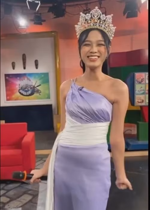 Một số góc chụp khiến vòng eo của Đỗ Thị Hà trông kém thon. Ảnh: Saostar